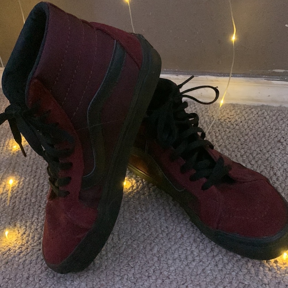 Vans 7.5 in womens maroon color